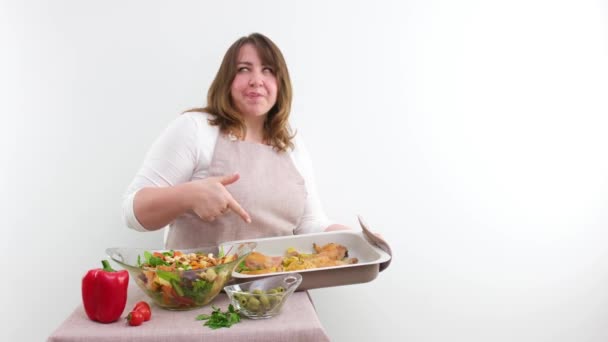 Adult Plump Sexy Woman Cook Shows Thumb Holding Baking Sheet — Vídeo de Stock
