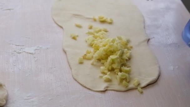 Grandmother Prepares Pies Grandchildren Close Seen Swaying Table Yeast Dough — Αρχείο Βίντεο