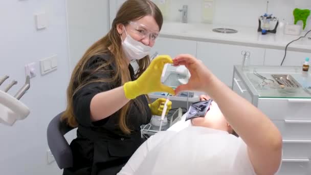 Doctor Dentist Clinic Patient Hands Making Heart Doctor Yellow Gloves — 图库视频影像
