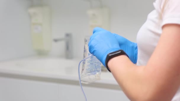 Saline Gloves Dentistry Nurse Collects Saline Solution Sodium Chloride Bottle — Vídeo de stock