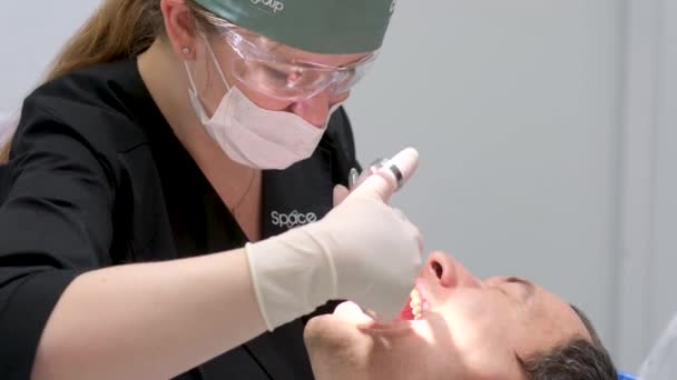 Dentistry Office Tools Woman Doctor Injects Anesthesia Carpool Syringe Patient — Stockvideo
