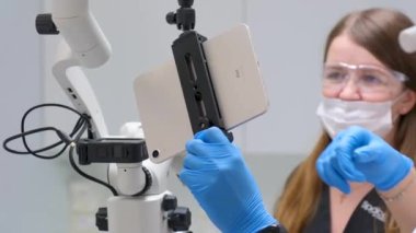 Modern diş aletleri. Diş mikroskobu kullanarak hastaların diş hekimi asistanı diş tedavisi protez kanalları Vinnytsia Ukrayna 2023.