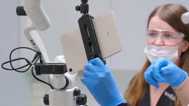 현대의 기구인 Medium 치과용 마스크 장갑으로 현미경을 사용하여 환자의 보철을 — 비디오