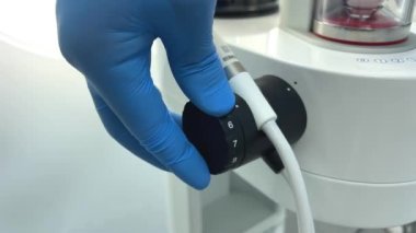 Tartar temizleme taşları ve plaktan diş temizleme cihazı beyaz arka plan dişçiliğinin en yeni icadı Hava akışı Vinnitsa Salonu 26.12.2022