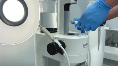 Tartar temizleme taşları ve plaktan diş temizleme cihazı beyaz arka plan dişçiliğinin en yeni icadı Hava akışı Vinnitsa Salonu 26.12.2022