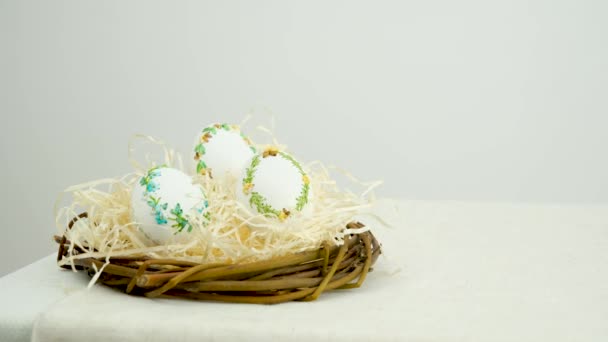 Pasen Vakantie Banner Zijaanzicht Van Eieren Nest Lavendel Bloemen Lint — Stockvideo