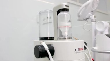 Device for deep cleaning of teeth from tartar Cleaning stones and plaque The newest apparatus on a white background Dentistry new inventions Airflow Ukraine Vinnitsa Salon Space 02.2023