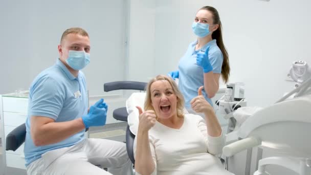 Consultório Odontológico Paciente Satisfeito Mostrando Polegares Para Cima Grande Classe — Vídeo de Stock