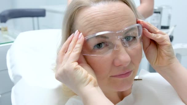 Vacker Vuxen Ljushårig Kvinna Inom Tandvården Sätter Transparenta Glasögon För — Stockvideo