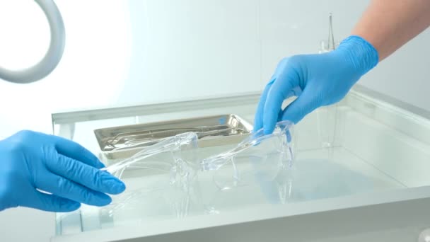 Orvos Nővér Egyidejűleg Tesz Műanyag Átlátszó Poharak Üvegasztalra Műtétek Stomatology — Stock videók