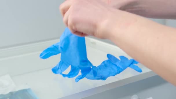 Kobiety Ręce Umieścić Higieniczne Rękawice Sprzątanie Pokój Wycieranie Szklanego Stołu — Wideo stockowe