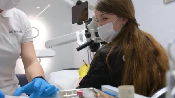 Dental Treatment Using Latest Microscope Technology Doctor Looks Back Looks — Vídeo de stock