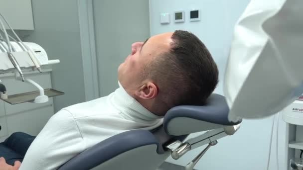 Inflatable Pillow Dental Chair Patient Raises Head Doctor Puts Pillow — Stockvideo