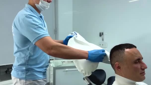 Inflatable Pillow Dental Chair Patient Raises Head Doctor Puts Pillow — Wideo stockowe