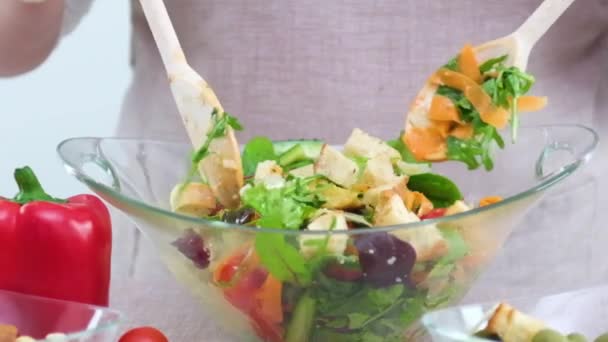 Woman Mixes Ingredients Vegetable Salad Bowl Close Mix Ingredients Vegetarian — Vídeos de Stock
