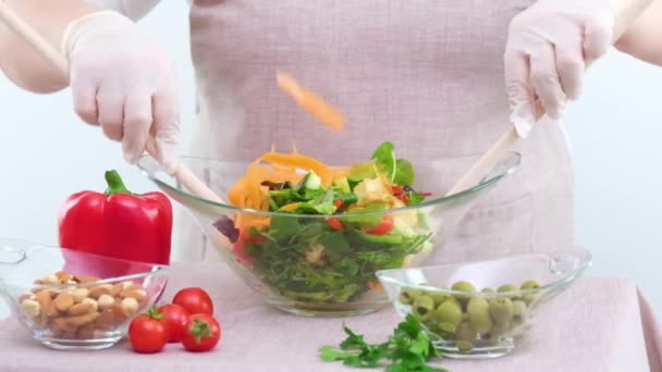Lahodné Čerstvé Zeleninové Salát Pomazánky Žena Míchání Talíři Hodně Mrkve — Stock video