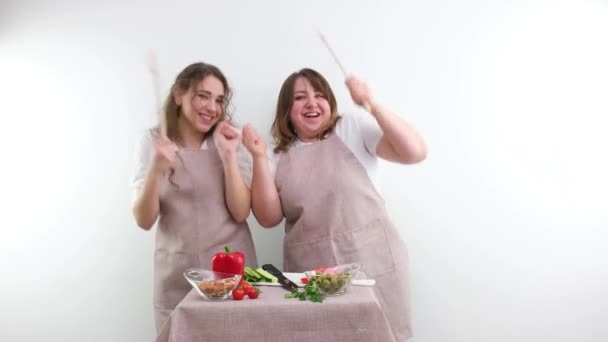 Women Dancing While Preparing Tasty Healthy Food Vegetarian Food Vegetable — Stockvideo