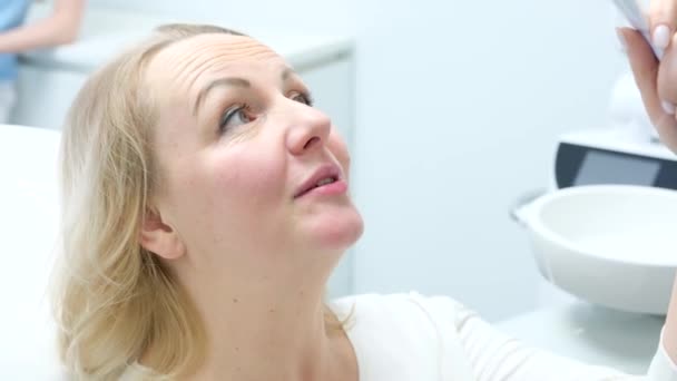 Var H3Althy Woman Tittar Spegeln Och Ler Efter Kontroll Hos — Stockvideo