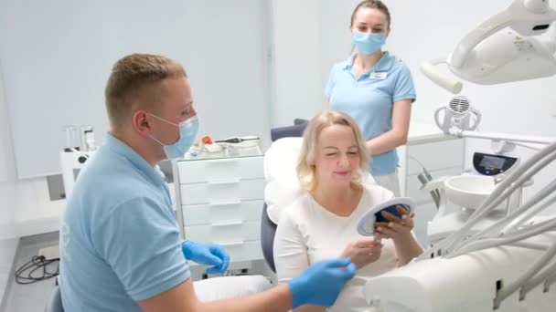 Coloração Dental Clássica Para Determinar Cor Dos Dentes Clínica Odontológica — Vídeo de Stock
