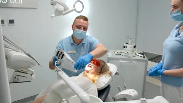 Optragate Usta Ekspander Pomocą Amerykańskich Zębów Wybielanie Maszyny Dentystycznej Lekarz — Wideo stockowe