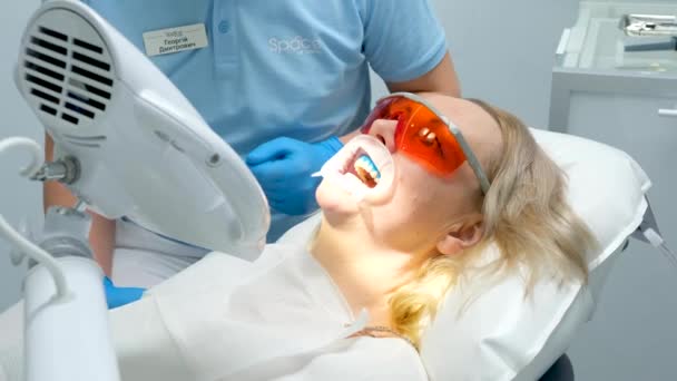 Οδοντίατρος Ασθενής Ανοιχτό Στόμα Προσπαθεί Μιλήσει Γιατρό Κουνώντας Κεφάλι Γυναίκα — Αρχείο Βίντεο