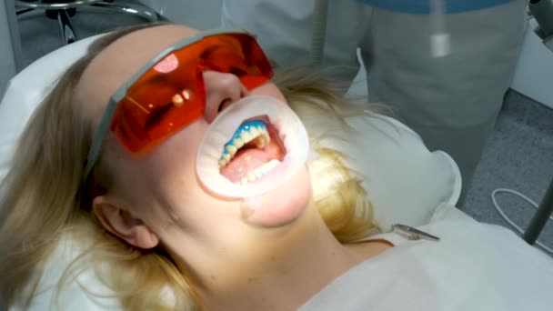 Dişetleri Beyazlatıcı Etken Optragat Açıcı Kadın Diş Hekiminden Tükürük Püskürtücüyle — Stok video