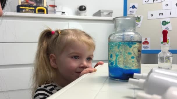 Scientific Experiment Home Laboratory Tests School Homework Parent Mother Daughter — Vídeo de Stock