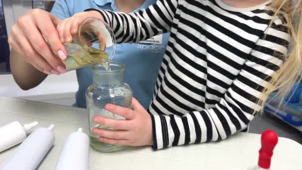 Scientific Experiment Home Laboratory Tests School Homework Parent Mother Daughter — Vídeos de Stock