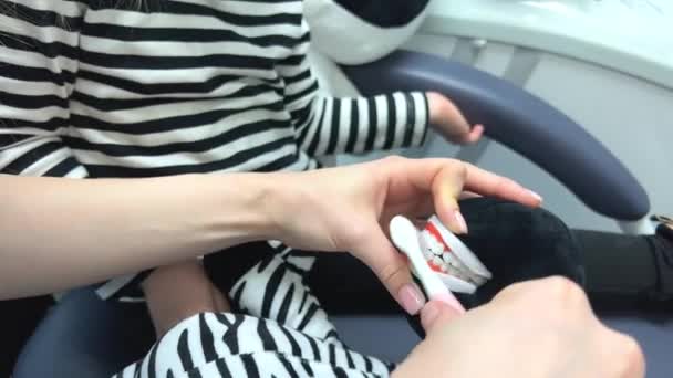 Childrens Dentist Showing Artificial Jaw How Brush Teeth Little Female — Video Stock