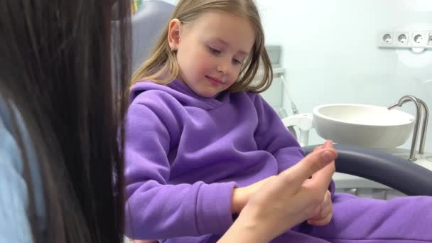 Κρατήστε Χέρι Φοβάται Τον Οδοντίατρο Υπέροχο Μικρό Παιδί Χαμογελά Ενώ — Αρχείο Βίντεο