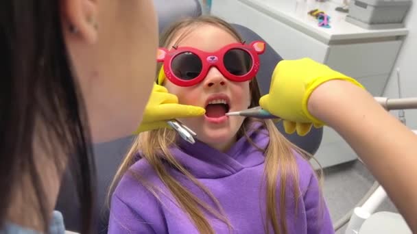 Hands Unrecognizable Pediatric Dentist Call Smiling Cute Girl Sitting Chair — Stockvideo