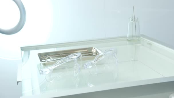 Лікар Медсестра Одночасно Поклала Пластикові Прозорі Окуляри Скляний Стіл Інструментами — стокове відео