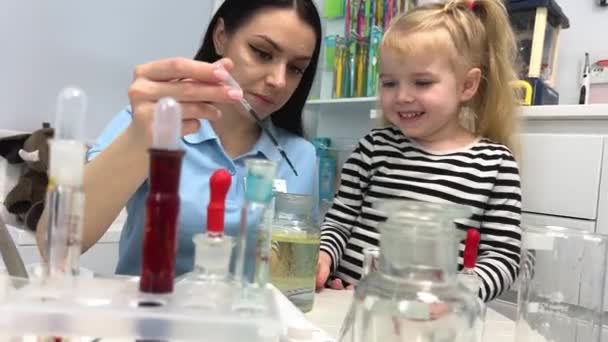 Szkoła Podstawowa Chemia Klasa Entuzjastyczny Nauczyciel Pokazuje Zabawny Reakcja Chemiczna — Wideo stockowe