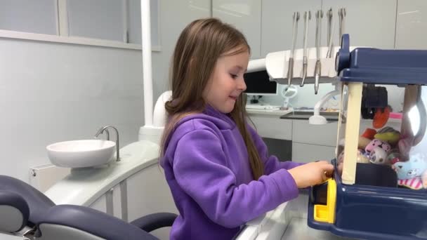 Καυκάσιος Κορίτσι Παίζει Παιχνίδι Γερανό Μηχάνημα Αυτόματης Πώλησης Claw Game — Αρχείο Βίντεο