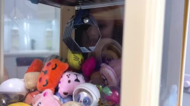 Caucasian Girl Playing Toy Crane Vending Machine Claw Game Cabinet — Vídeos de Stock
