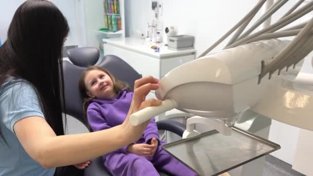 Παιδική Οδοντιατρική Επικοινωνία Παιδιά Υπέροχο Μικρό Παιδί Χαμογελώντας Ενώ Μιλάει — Αρχείο Βίντεο