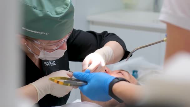 Two Dentist Doctors Medical Masks Man Woman Dental Office Perform — Stockvideo