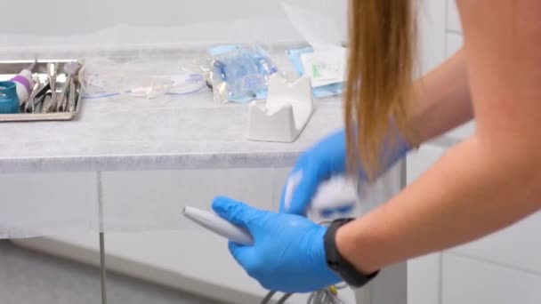 Nurse Gloves Nurse Cleans Dentistry Wipes Different Things Technology Close — Vídeo de stock