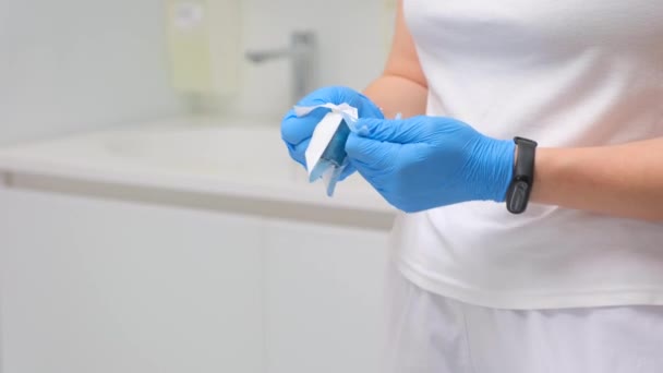 歯科医は滅菌歯科器具をアンパック看護師の手は 掘削手順のためのピエゾスケーラー添付ファイルの準備をアンパック 医療機器のアンパック 高品質4K映像 — ストック動画