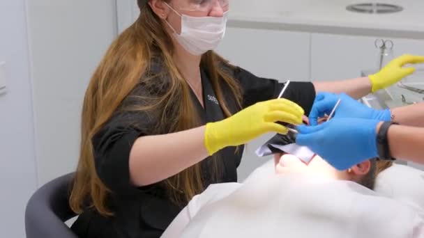Doctora Dentista Trata Los Dientes Los Pacientes Cuidado Dental Adecuado — Vídeos de Stock