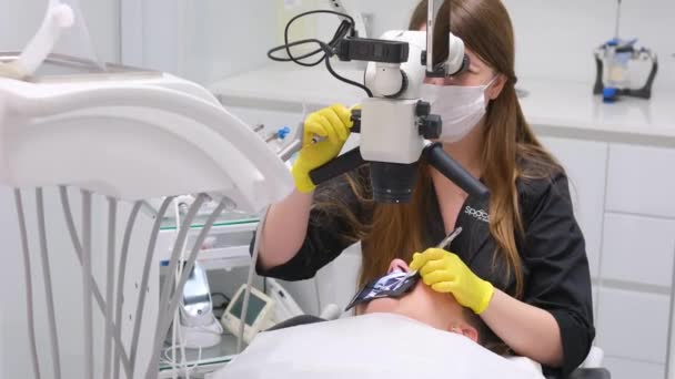 Uso Microscopio Llenado Del Conducto Radicular Europeo Mujer Dentista Medio — Vídeos de Stock