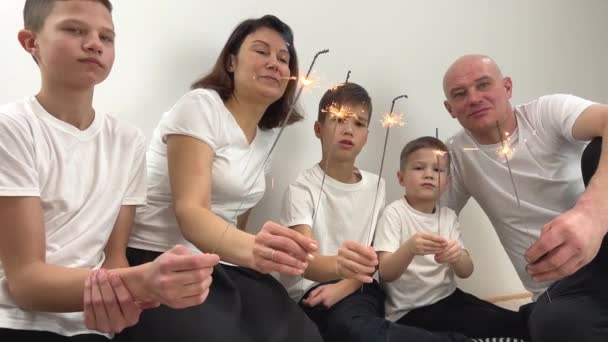 Άνθρωποι Στην Οικογένεια Παίζουν Sparklers Γιορτάζουν Γενέθλια Των Παιδιών Τους — Αρχείο Βίντεο