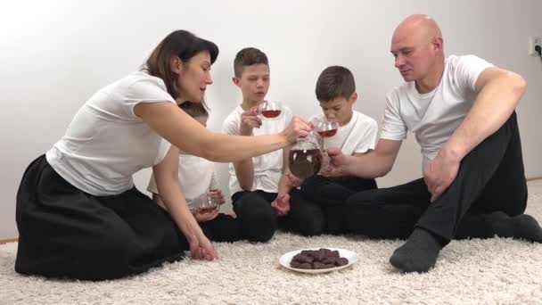 Family Drink Tea Evening Same Time Simultaneously Bring Glasses Face — Stockvideo