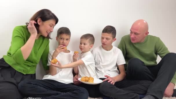 一个友好的大家庭在家里吃午饭 高质量的4K镜头 — 图库视频影像