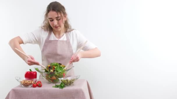 Groenten Salade Glazen Plaat Roert Vrouw Met Houten Lepel Grote — Stockvideo