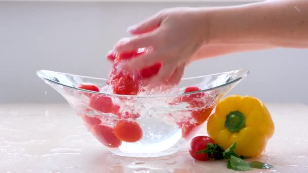 Закройте Глаза Женские Руки Моющие Вишневые Помидоры Проточной Водой Кухне — стоковое видео