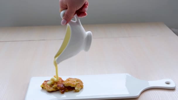 Медленное Движение Выливания Сиропа Стопку Блинов Маслом Вкусная Еда Завтрак — стоковое видео