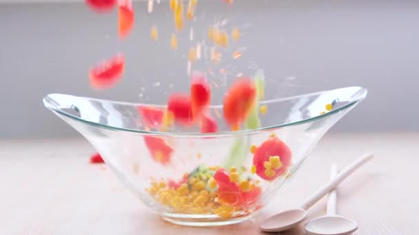 Salade Fraîche Avec Feuilles Laitue Tomate Tombant Dans Bol Servi — Video