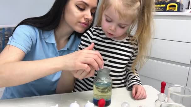 Kinderlabor Für Chemische Experimente Eine Frau Zeigt Einem Kleinen Mädchen — Stockvideo