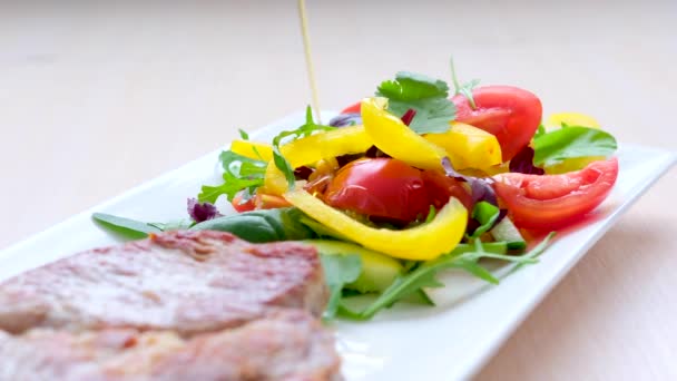 Lechuga Riega Con Girasol Aceite Oliva Tomates Pimiento Amarillo Hojas — Vídeos de Stock